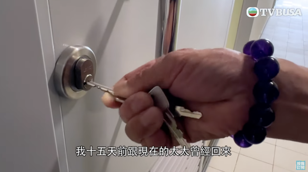 何伯表示15日前曾與現任何太上來取回一些物品，但現時門鎖已換