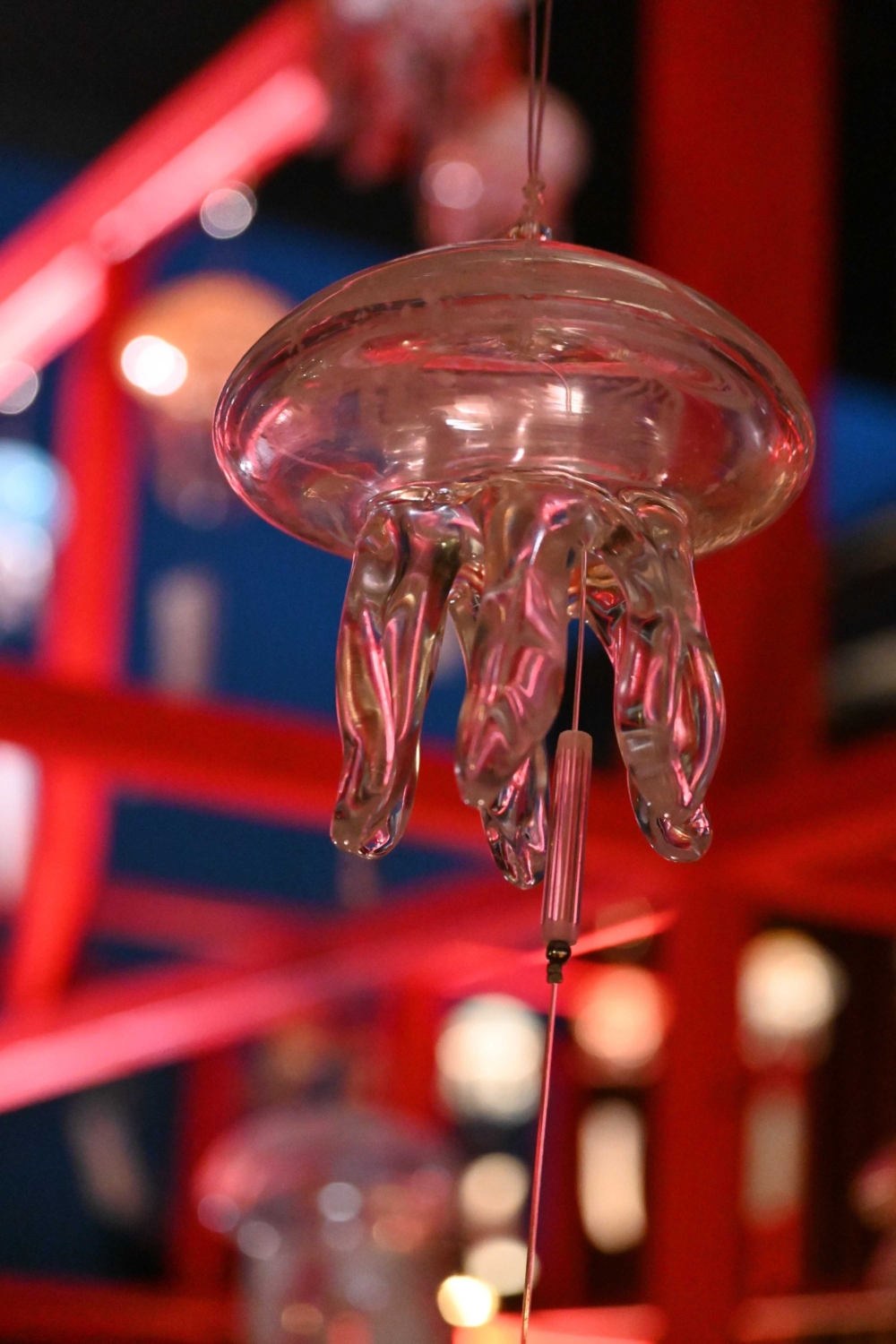 水母風鈴活動期間，展示在二樓露台的水母風鈴及水母京和傘會於每天5pm後一一亮燈！