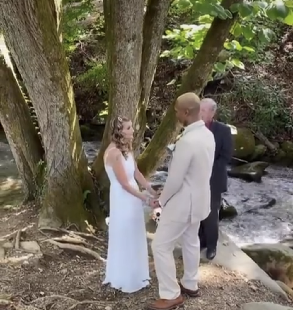 63歲嘅Cheryl McGregor同26歲嘅男友Quran McCain喺2021年步入婚姻嘅殿堂