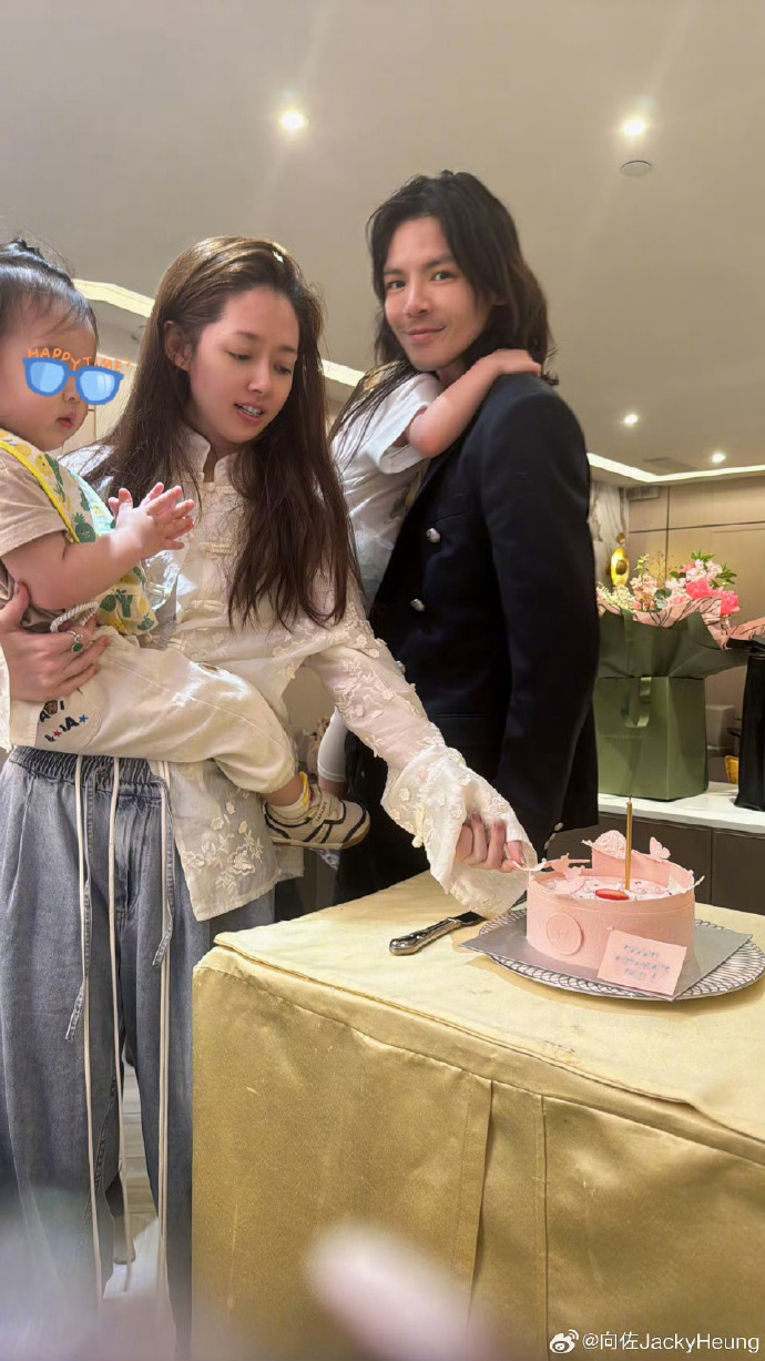 有網友指出向佐在照片中可能過度使用了P圖工具，雖然他本人看起來很帥氣，卻讓他的妻子郭碧婷樣子不太自然