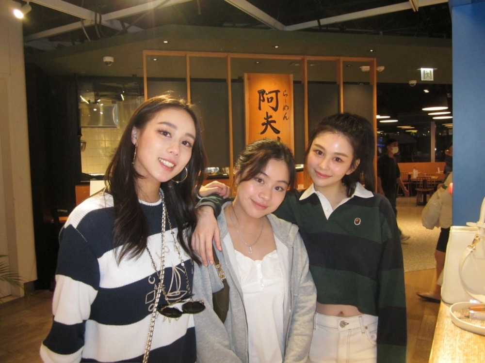 相片中3人搭膊頭好frd~
