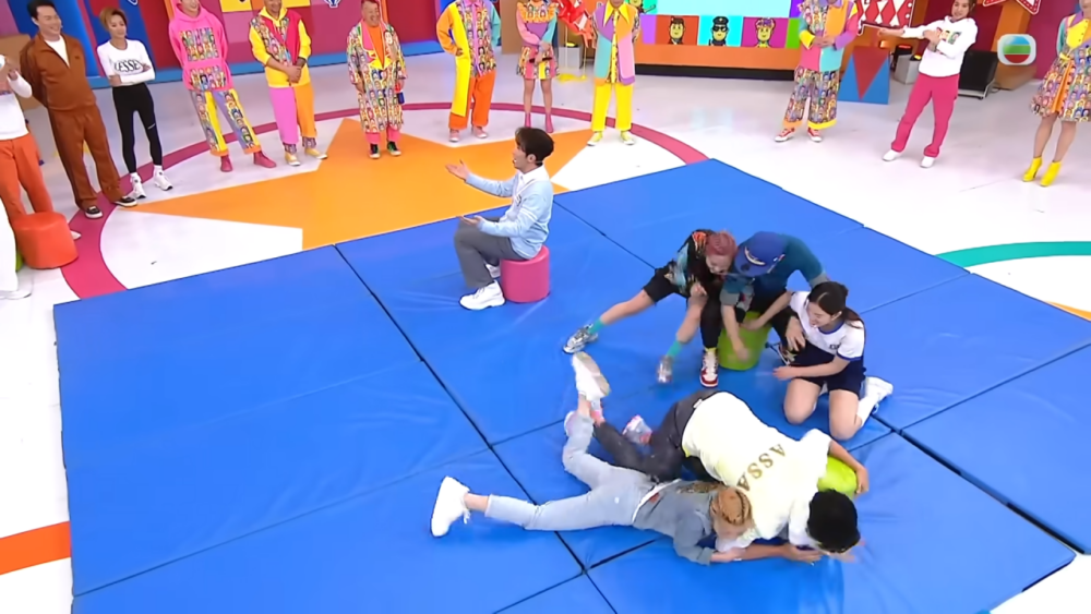 有網友發現畫面中梁競徽在爭櫈仔期間，左手拍到Juliana的胸部