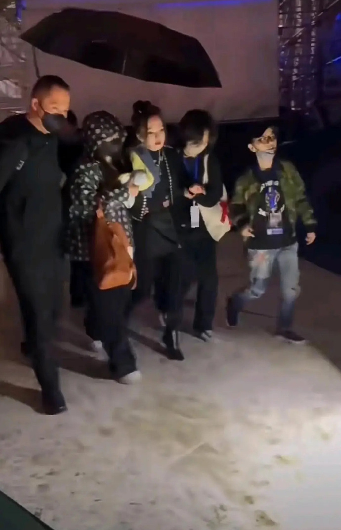 有網友拍攝到她下台後需由兩名工作人員攙扶離場的照片