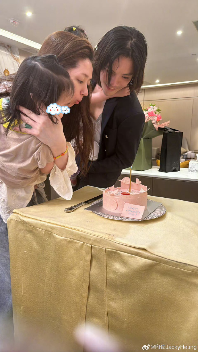 在母親節這天，向佐在社交媒體上分享了一系列與家人慶祝的溫馨照片