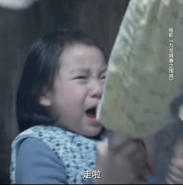 陳屍於後巷,怎料卻被囡囡魚蛋妹目擊,成為全片最椎心一幕,逼哭了不少觀眾。