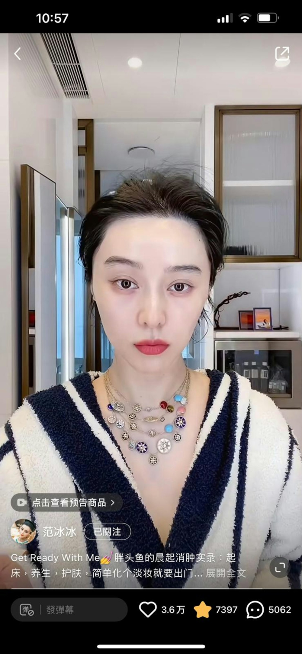 范冰冰身後有個保溫櫃,內裏全是一瓶瓶香港最受歡迎的烏龍茶