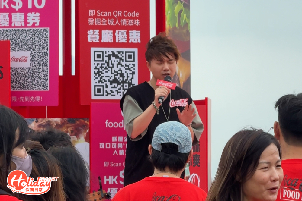 中間的「休憩區」中心豎立了4米高可口可樂®高柱地標，高柱裝置更隱藏全城人情滋味餐廳優惠，及限量foodpanda HK$10可口可樂®套餐優惠券。