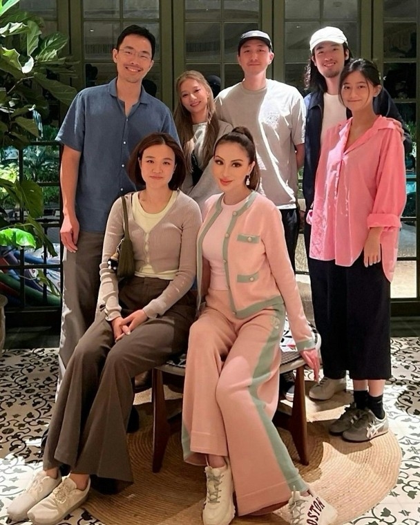 薛芷倫同子女及子女嘅另一半合照亦曝光。
