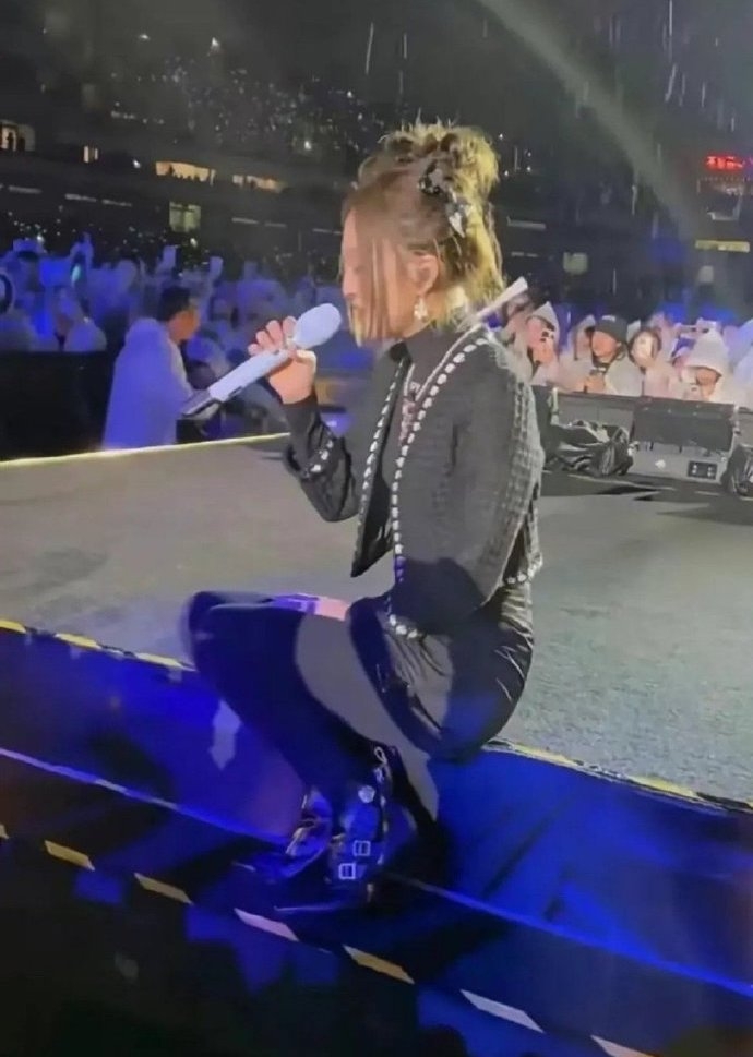 在開始演出前她就向觀眾坦言自己患上急性腸胃炎，舞台表現可能會有一點瑕疵，希望歌迷體諒。