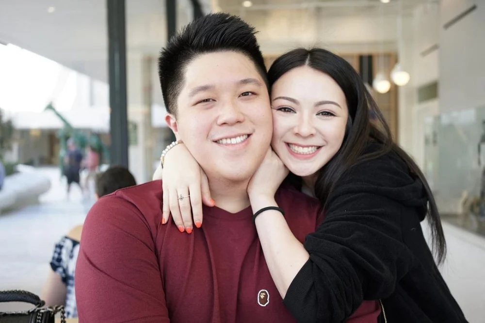 歌手JW（王灝兒）近日突然宣布與拍拖6年的男友葉韋彤（Tarzan）分手