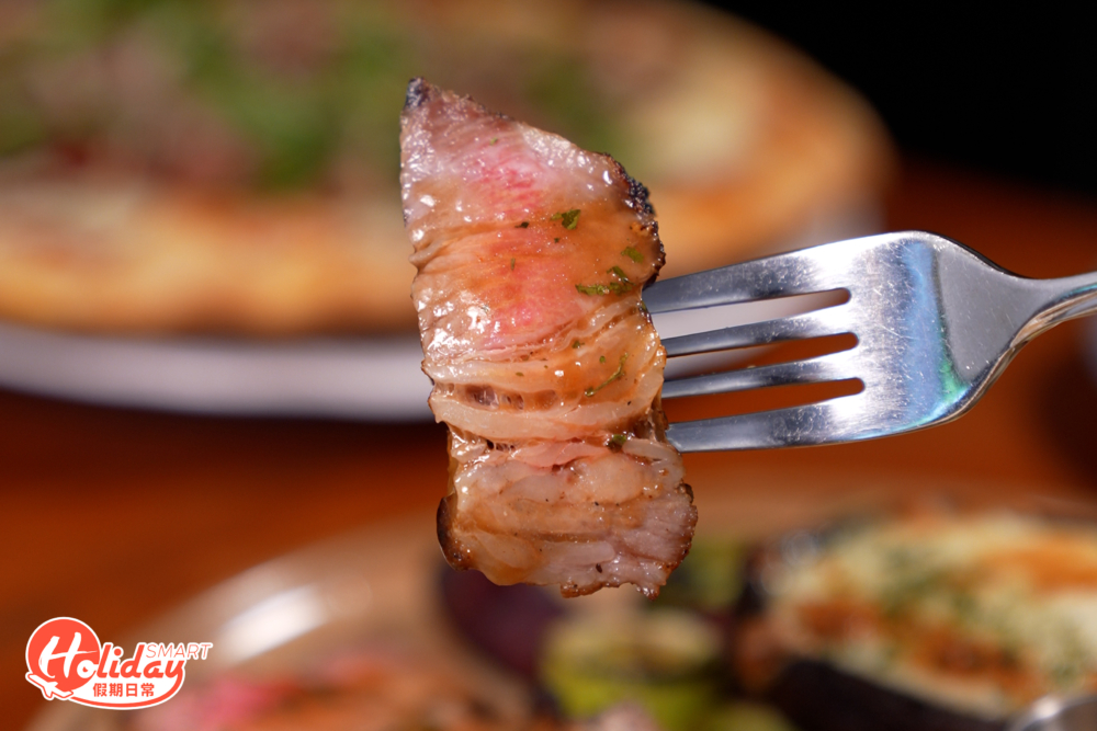 豬肉中間脂肪帶點甘香，再配上秘製燒汁，非常惹味。