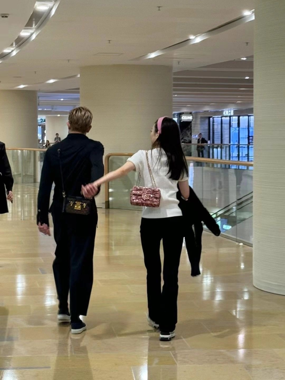 方媛背Chanel手袋、郭富城則是LV