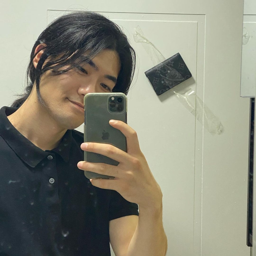 NEEDMORECASH私下雖然同樣不走尋常路線,但卻是型格十足的潮男!