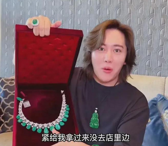 網紅「王紅權星」本名王洪全，1993年出生於河北唐山，係一名翡翠商人。