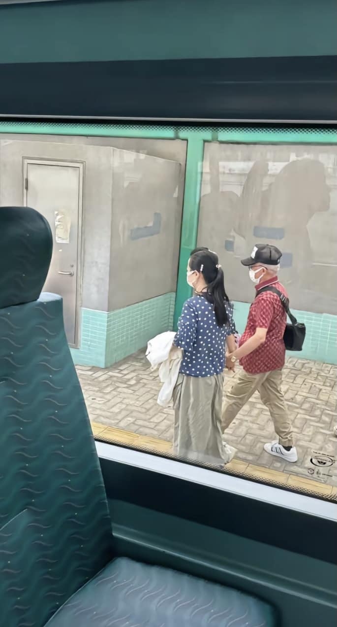 何伯何太出門都會拖手