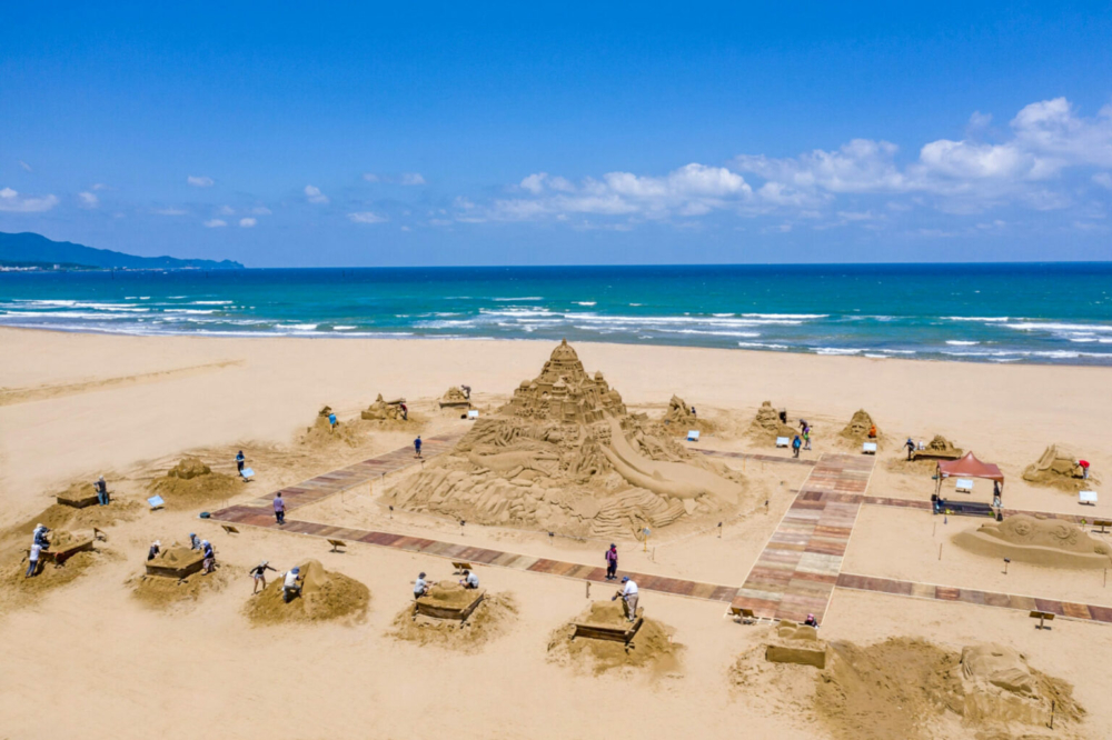 福隆沙雕2024會打造多達40座可愛沙雕藝術作品，其中最高的主題沙雕更高達8公尺！