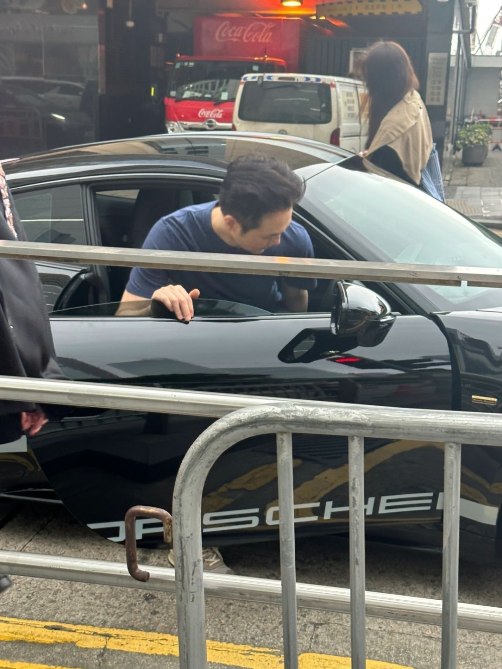 過靚靚買嘅嘢實在太多，竟然放唔晒入車前蓋嘅車箱