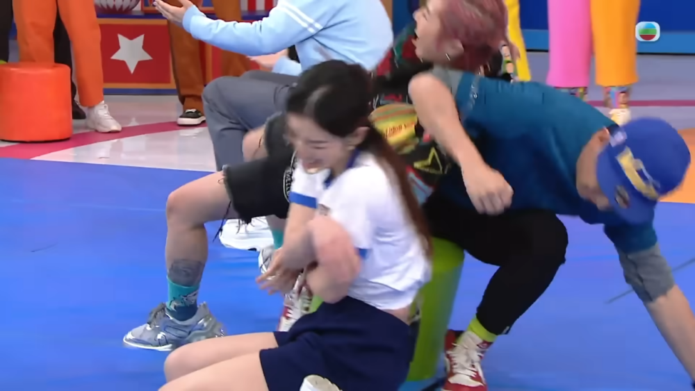 有網民認為梁競徽應該是清楚知道身旁的是Juliana，理應特別提高警覺