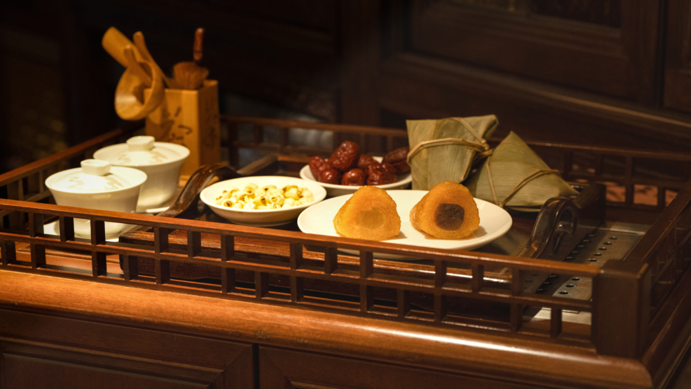 金黃鴛鴦鹼水糭：棗蓉荔枝鹼水糭及蓮蓉鹼水糭。