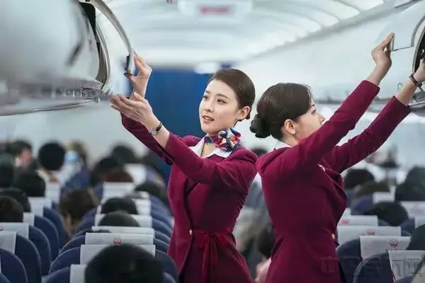 近日就有一位英國資深空姐分享，飛機經濟艙有3個最差座位