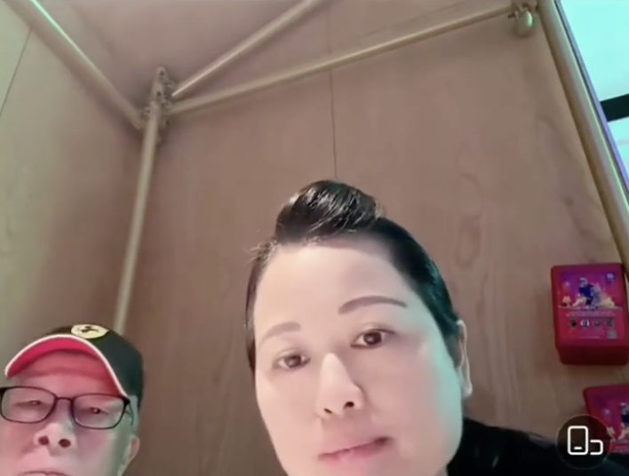 星期日何太突然無預警喺抖音開直播,從背景嚟睇佢應該同何伯喺餐廳用餐