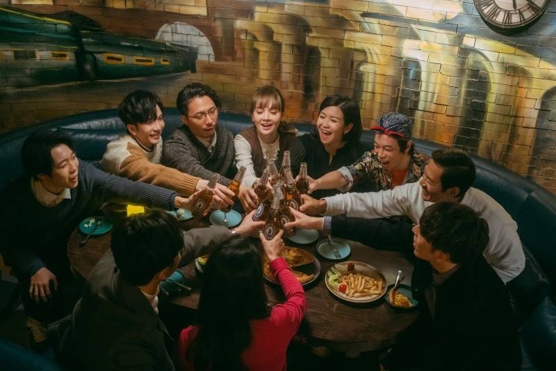 千頌C指佢身邊有一班識飲識食嘅朋友，號稱「老饕」，會一齊book餐廳嚐美食