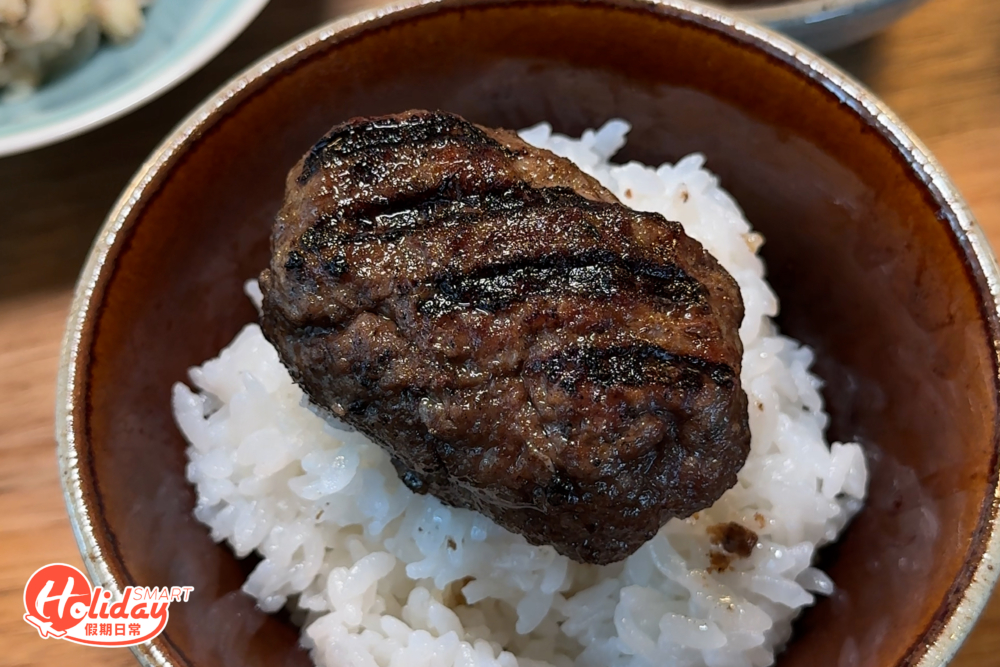 再把漢堡扒放在白飯上，讓其充分吸收肉汁。