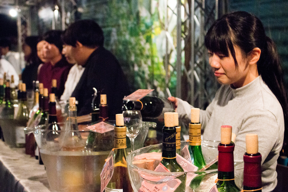 河口湖儲藏酒吧可以品嚐到多達200種山梨縣生產的葡萄酒、河口湖町釀製的精釀啤酒及日本清酒！