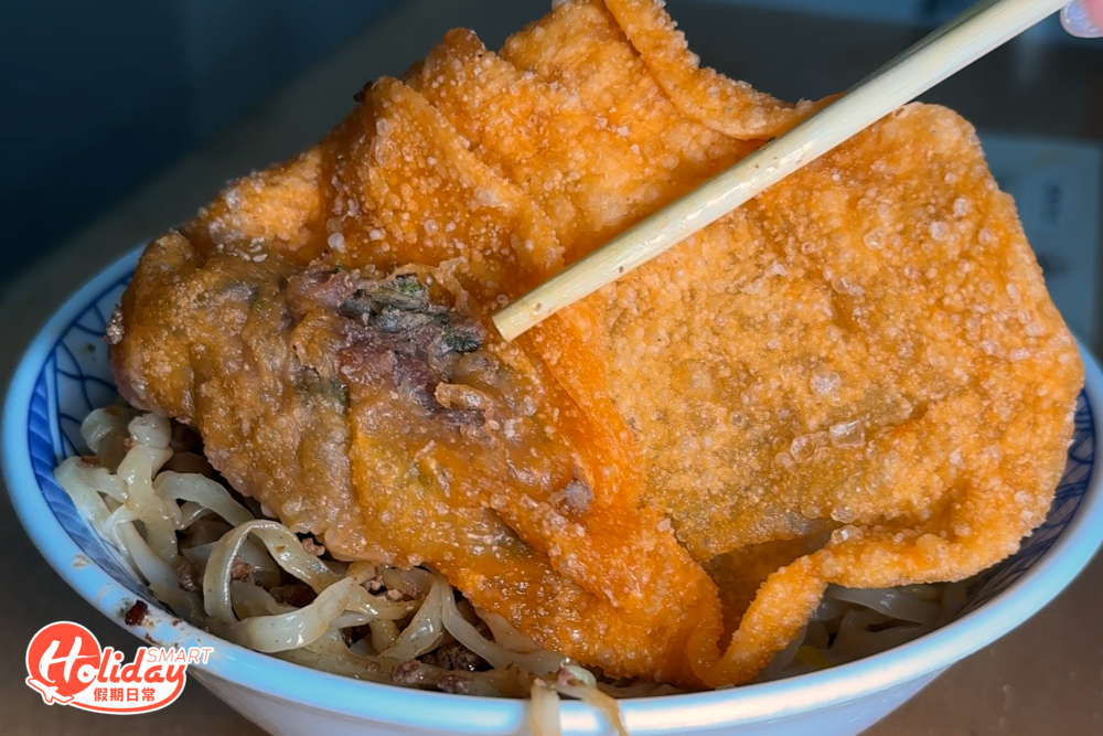 配上一塊炸物，台灣人稱它為「燕酥」。