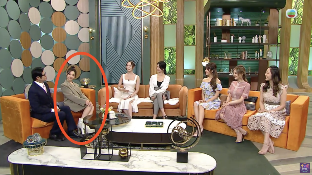 在節目中，主持林秀怡更忍不住模仿她的「優雅」坐姿