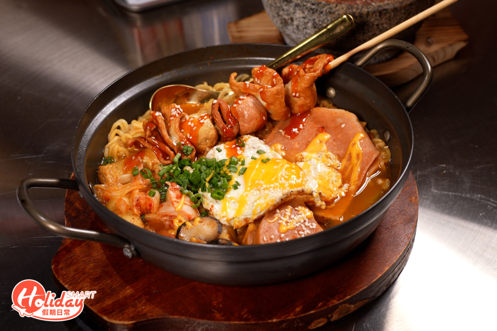 大叔部隊鍋，湯底非常濃郁，辣度調較得剛剛好。