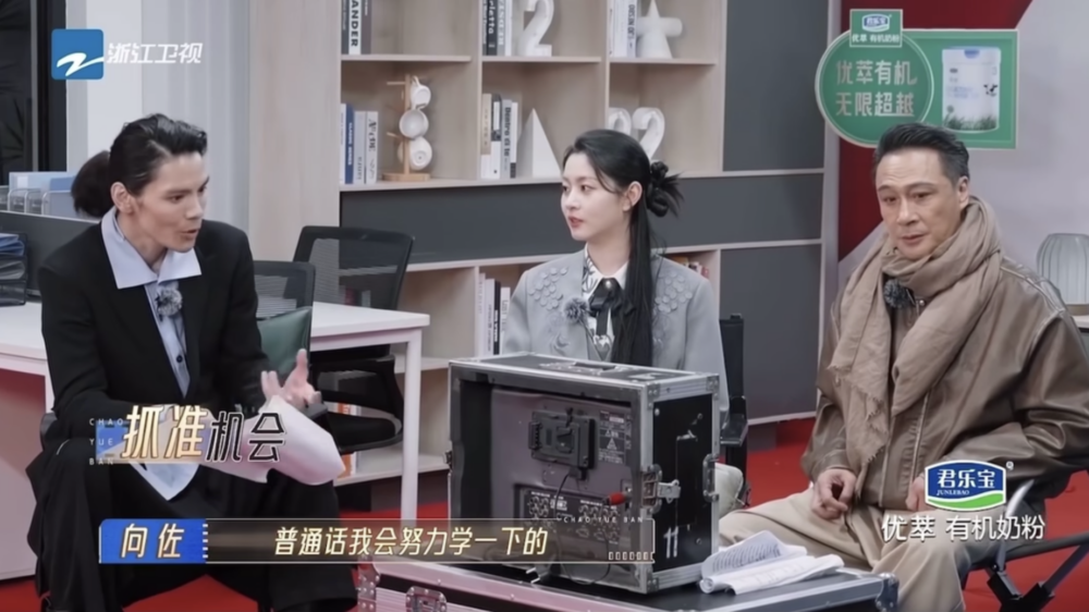 有人認為向佐一味堅持要演不適合的角色，是在難為吳鎮宇