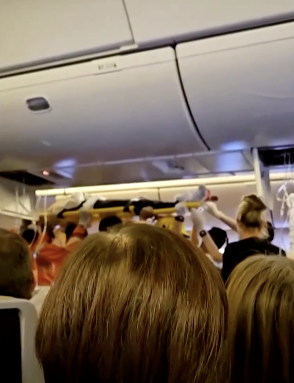 時機上共有211名乘客和18名機組人員。儘管乘客們已經繫好安全帶，但亂流的強度仍然使多人受傷。