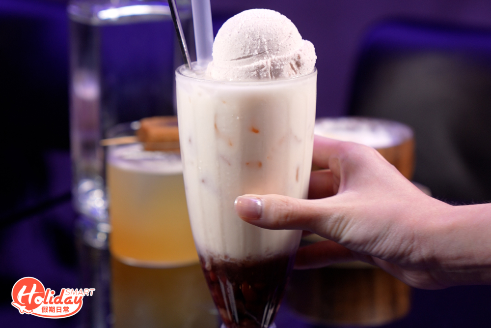 紅豆冰混合百加得冧酒、煉奶等。