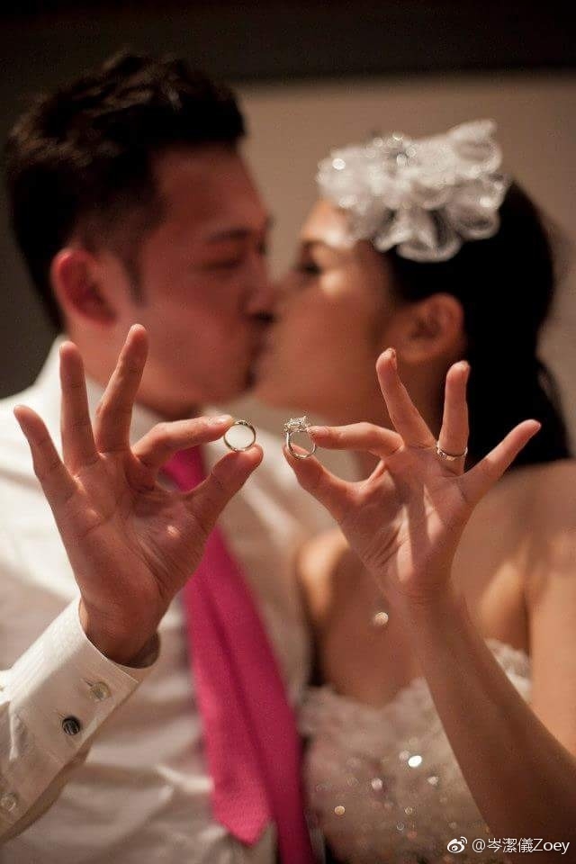 她於2012年與馬來西亞富商Dixon Chin結婚,之後就退出娛樂圈做富貴少奶奶。