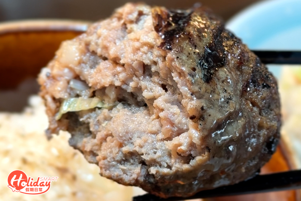 第一件，不加配料，直接大口咬下。感受口中爆發的肉汁、肉香和炭燒香氣