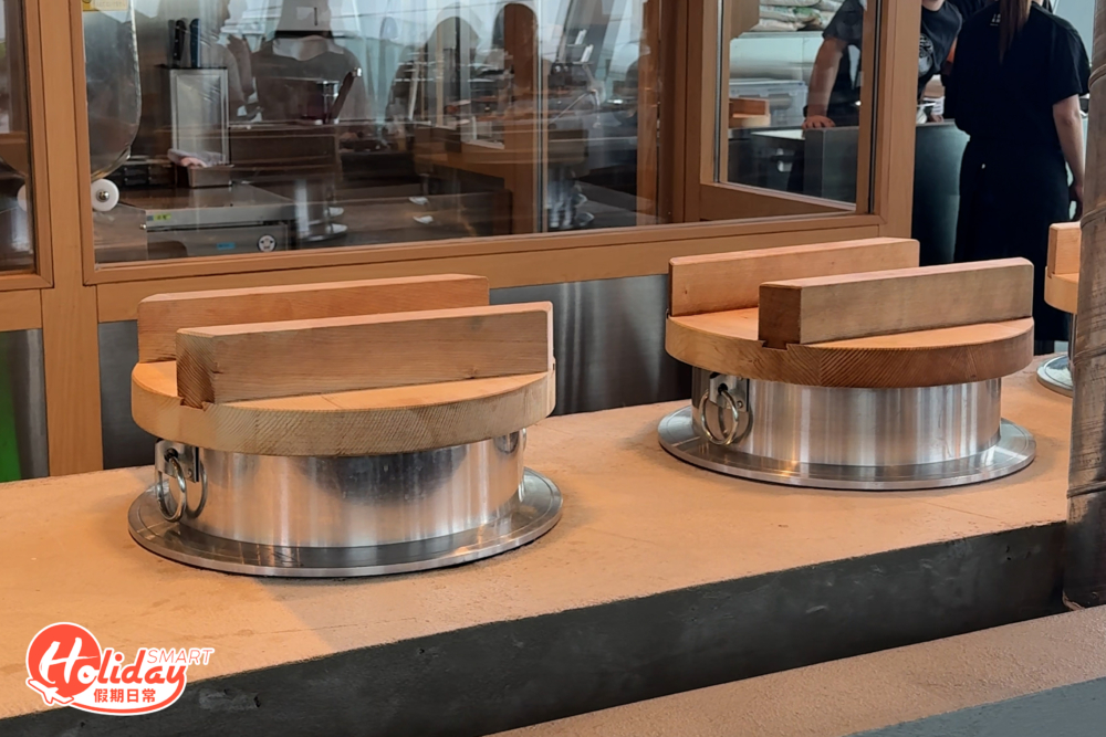 店家以多個羽釜鍋輪流煮飯，讓客人隨時可享受到新鮮煮好的熱騰騰白飯！而大型羽釜鍋有助對流，令熱量均勻分布，煮出的飯粒鬆軟飽滿。