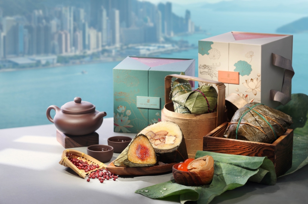 香港麗思卡爾頓酒店推出期間限定「鮑魚瑤柱豚肉裹蒸糭」及「至尊甜糭禮盒」。