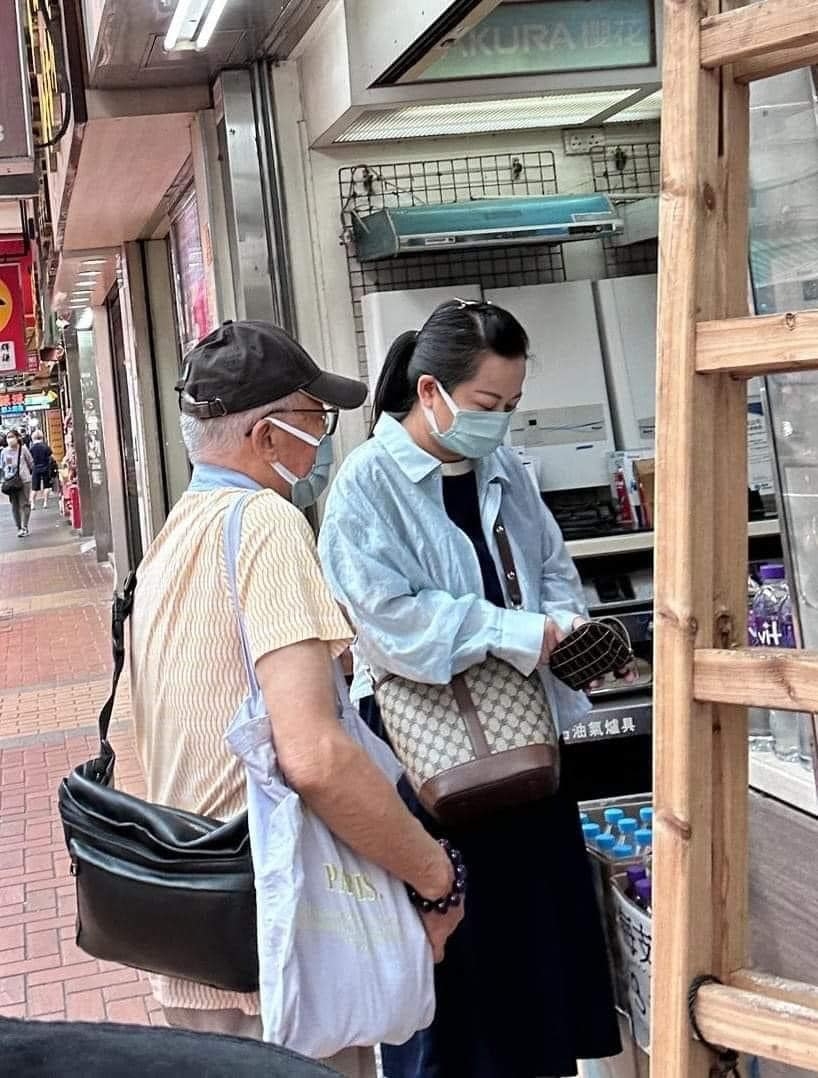 何伯和何太為了何伯戶口的$450萬報《東張西望》﹐兩人因而成為近日最受關注的「網紅」