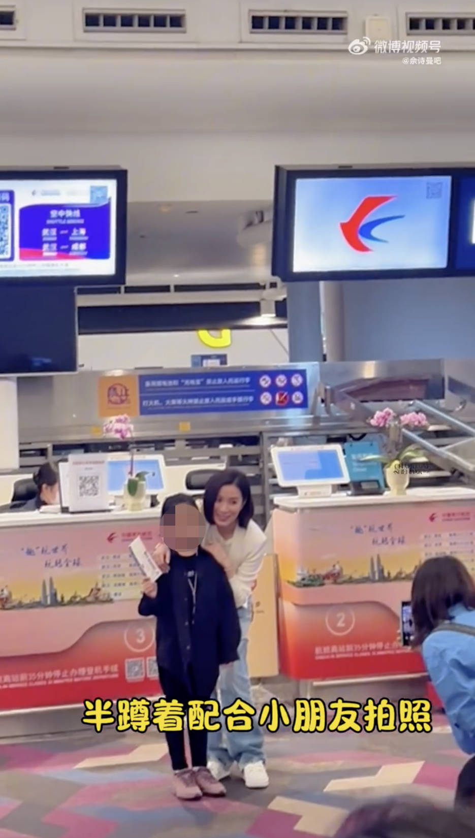 之後就主動半蹲和小女孩她合照