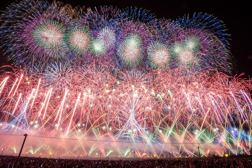 大曲花火大會既是日本著名的花火大會,亦是最具規模的煙花比賽!