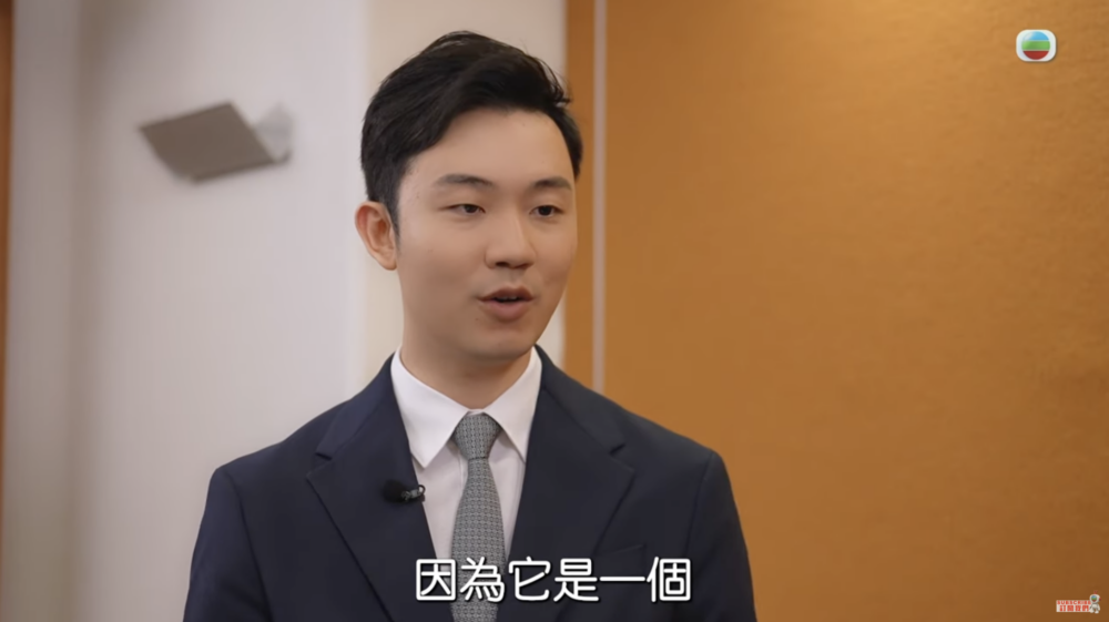 馮盈盈曾指Martin家境不錯，事實上Martin在香港中學會考中考獲十優成績，大學畢業後在瑪麗醫院任職內科駐院醫生。