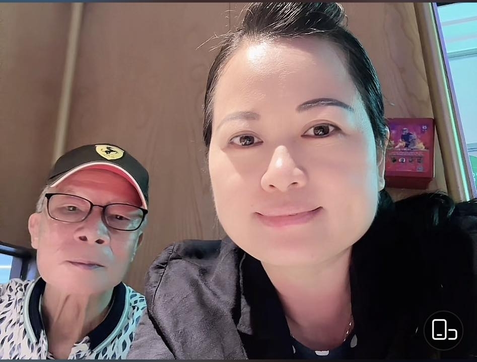 新何太早前更突然與何伯合體直播，高峰時期引來數千人一同觀看！