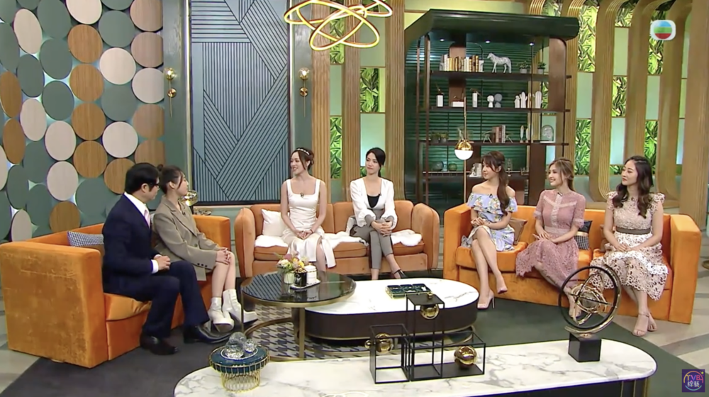 馮盈盈一襲白色連身長裙，打扮斯文典雅，而且全程保持著淑女的坐姿