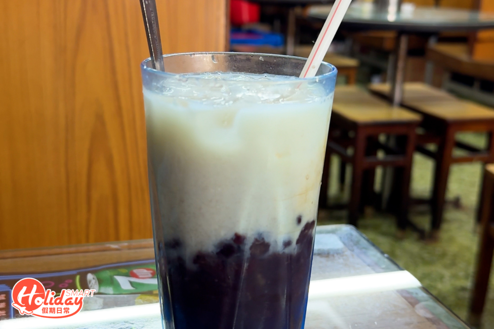 紅豆冰的紅豆了佔大半杯，出手非常大方。