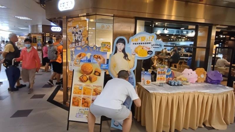 行為嘔心,有街坊見到加以斥罵,他便以粗口回敬。