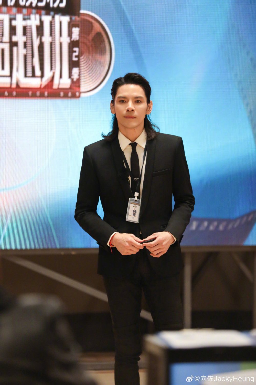 向佐：「導演好！我是無限超越班的藝員 向佐，看到您發佈的《新聞女王》 第二季角色招募，我想向您推薦一位演員，他非常喜歡這部劇，非常願意為了拍攝好好做功課，有合適的角色一定不想錯過。 其實，這位演員就是我~」