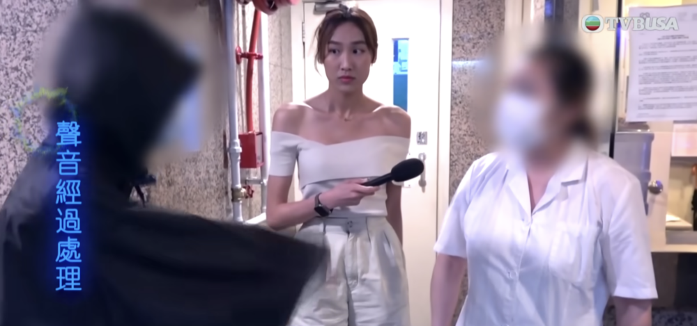 有網友指責其服飾不當，低胸指露肩衣服根本不適合作外景採訪之用