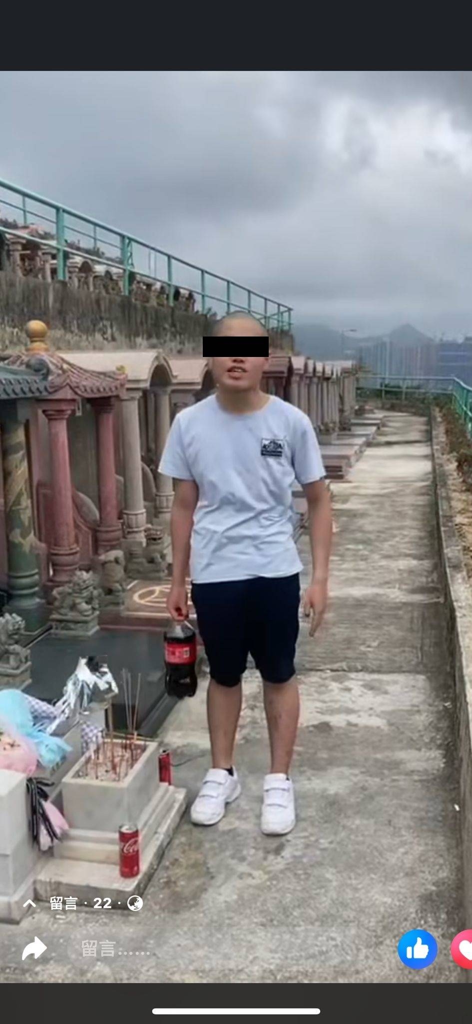 兩位少年不但在墓前粗言辱罵黃家駒
