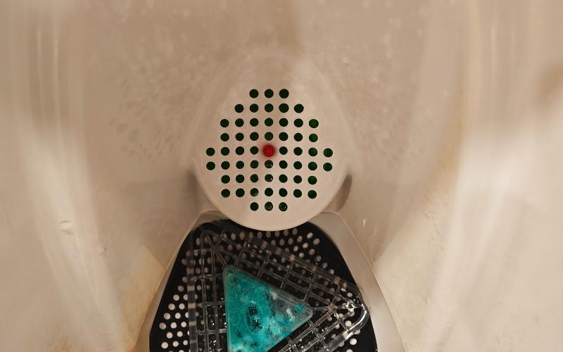 這款共享智尿檢小便池，不是醫療器械，目前在全國各地裝機一萬多台